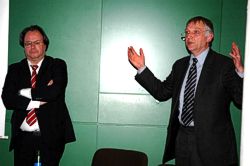 Viel Unheil anrichten lässt sich mit einem ISO-zertifizierten Büro und über selbst aufgestellte Normen, warf Professor Hans Haarmeyer (rechts) seinem Diskutanten Dr. Karsten Förster vor. Foto: JaMedia